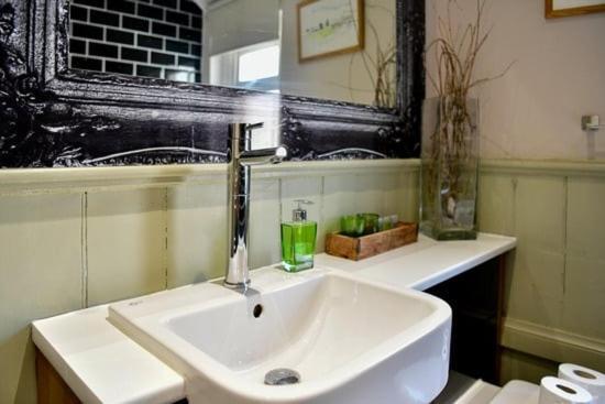 Quirky 4 Bedroom Apartment With Terrace Cardiff Exterior photo